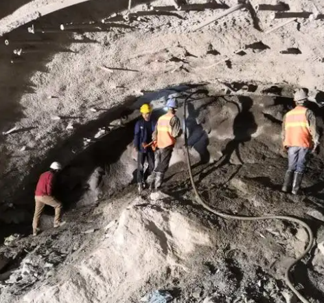 长白隧道拱顶带模注浆料，微膨胀注浆料的特点及施工工艺